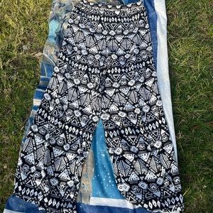 black & white patterned flowy pants
